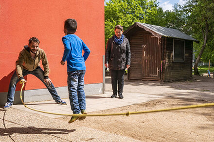 Kinder beim Seilspringen in der Kita Erich-Ollenhauer-Straße (10)