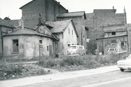 VW T3 vor verlassenen Häusern