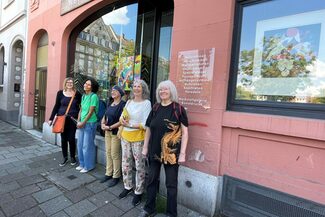 Das Foto zeigt 5 Teilnehmerinnen des Schreibworkshops to go von Ingrid Walter. Die Frauen stehen vor einem Offenbacher Laden.