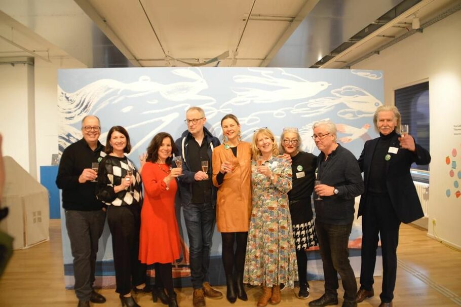 Das Foto zeigt den Vorstand der Vereinigung Freunde des Klingspor Museums zusammen mit dem Kabarettisten Severin Groebner.