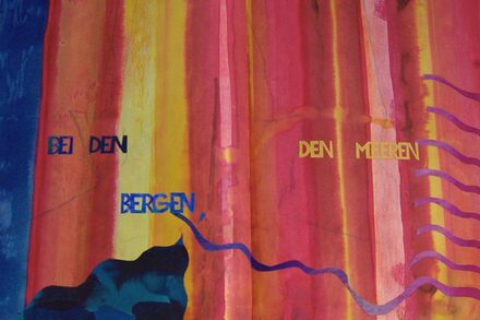 Das Bild zeigt eine in kräftigen Farben gestaltete Seite mit Wellenmotiven und dem Text "Bei den Bergen, den Meeren".
