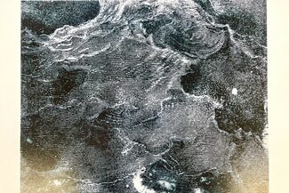 Das Foto zeigt einen schwarz-weißen Steindruck von Dominik Gußmann. Das Motiv erinnert an Wolken.