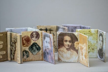 Das Foto zeigt textile Künstlerinnenbücher von Sara Richter.