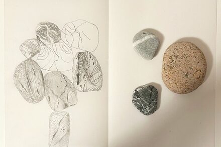 Das Foto zeigt gezeichnete Steine und echte Steine.