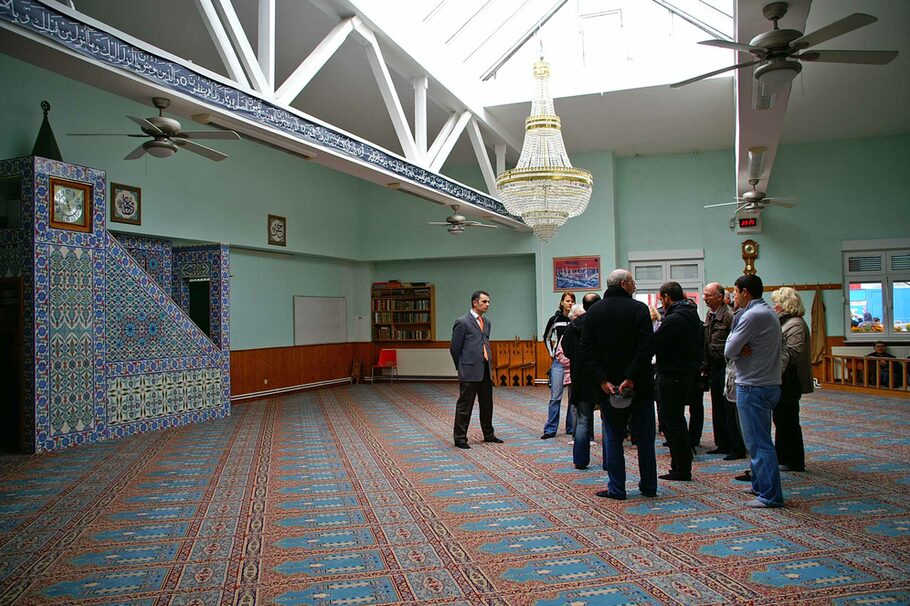Besucher in der Mevlana-Moschee