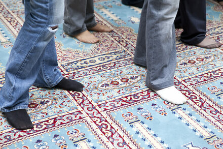 Füße auf Teppich in der Mevlana-Moschee