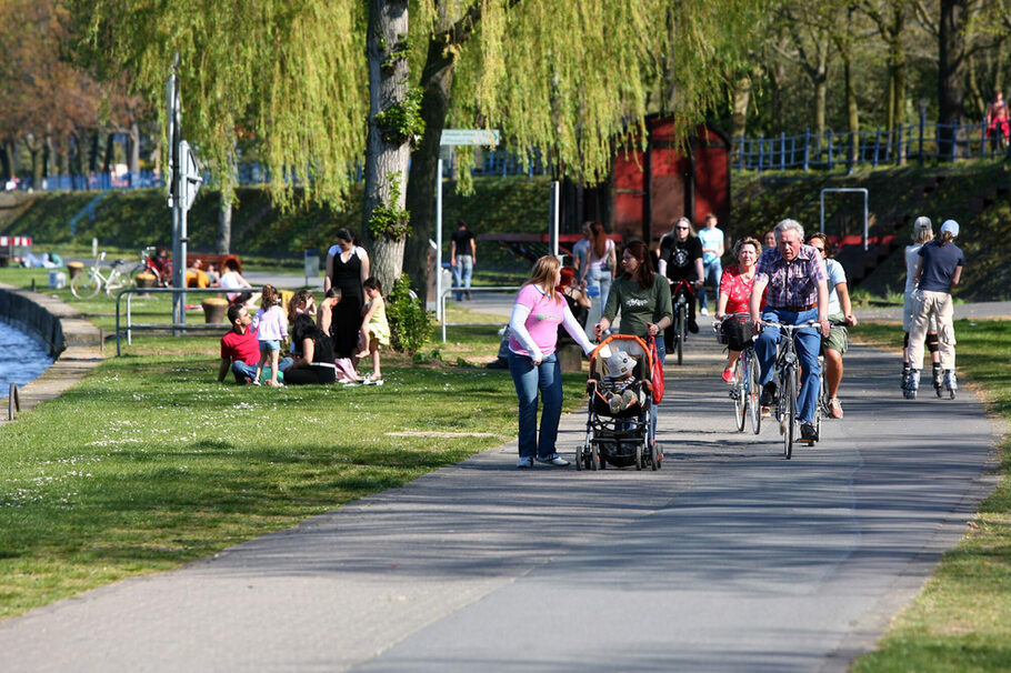 Menschen beim Sonntagsspaziergang am Mainufer