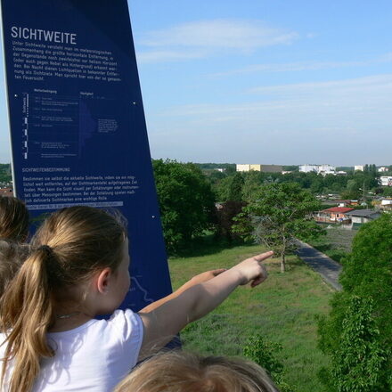 Schüler auf dem Sichtturm