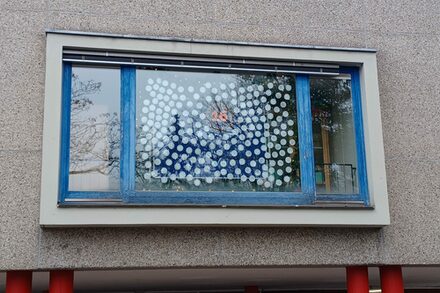 Adventsfenster Anne-Frank-Schule mit Tafel Offenbach