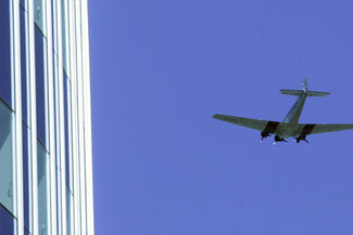 Flugzeug vor Fassade des  Citytowers