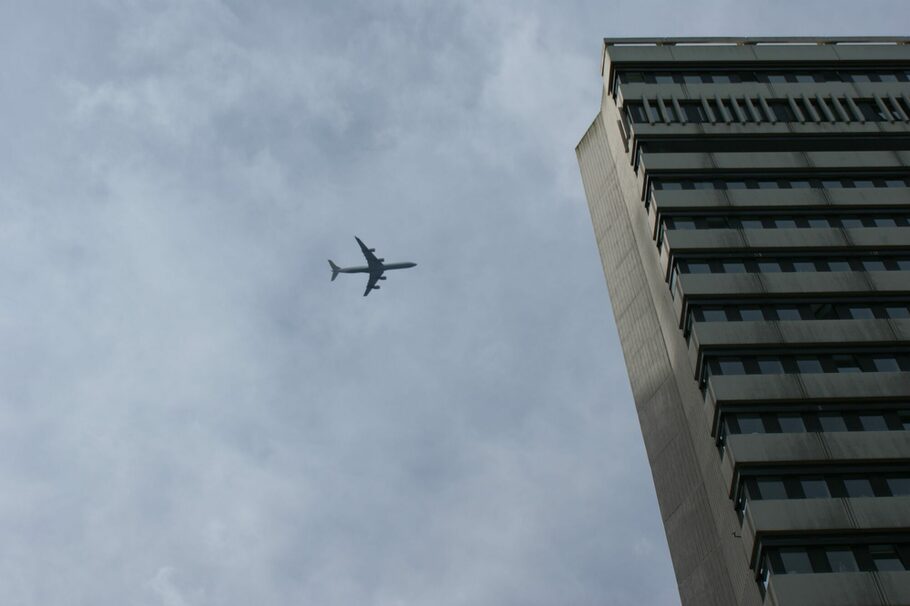 Flugzeug und Rathaus