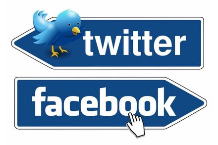 Wegweiser mit Aufschriften Twitter und Facebook