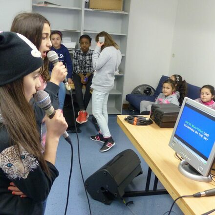 Karaoke beim Mädchentag im KJK Sandgasse