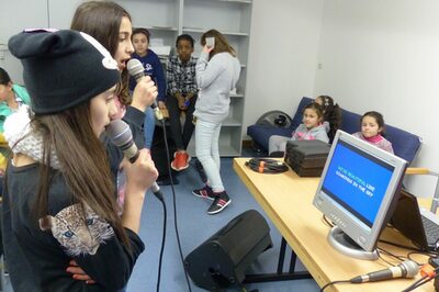 Karaoke beim Mädchentag im KJK Sandgasse