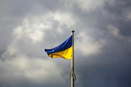 Ukraine-Flagge vor bewölktem Himmel