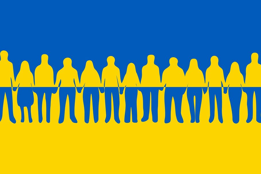 Menschen als Silhouette vor der Flagge der Ukraine
