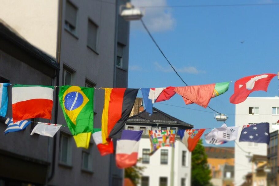 Internationale Flaggen in der Bieberer Straße