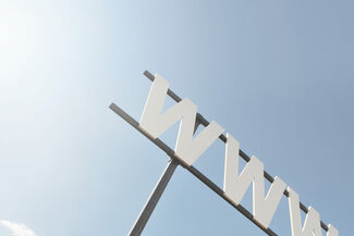 Schriftzug "www.", im Hintergrund der Himmel.
