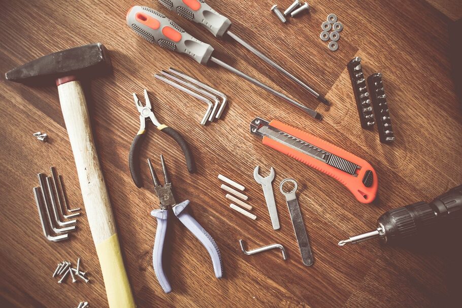 Werkzeuge (Hammer, Zange, Cutter, Schraubenzieher)