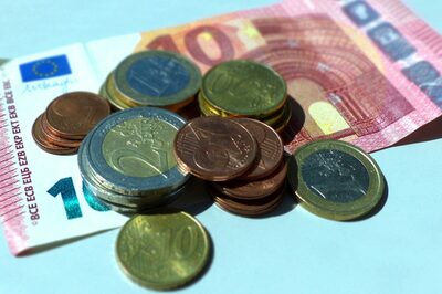 Münzen und Zehn-Euro-Schein