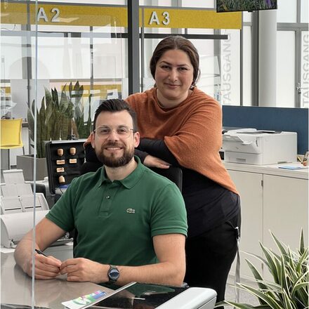 Bashar und Tia an einem Arbeitsplatz im Offenbacher Bürgerbüro