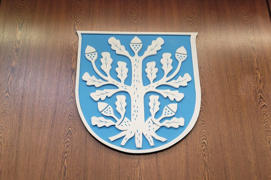 Das Wappen der Stadt Offenbach prangt im Stadtverordneten-Sitzungssaal.