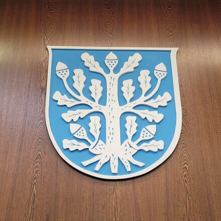 Das Wappen der Stadt Offenbach prangt im Stadtverordneten-Sitzungssaal.