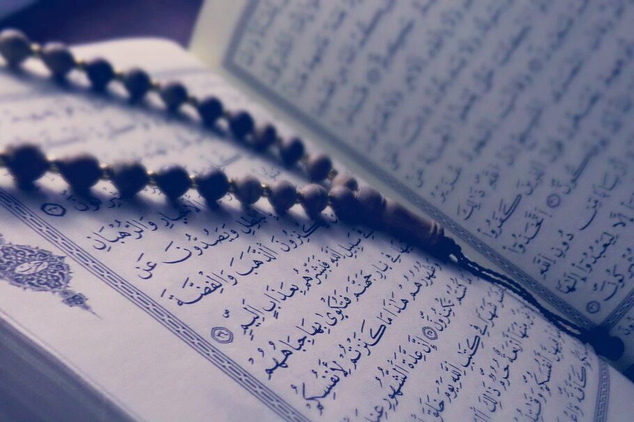Koran und Gebetskette.