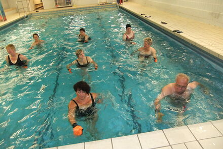 Ältere Menschen beim Aquajogging