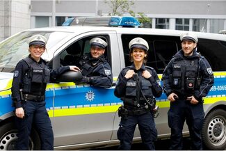 Stadtpolizei mit Streifenwagen