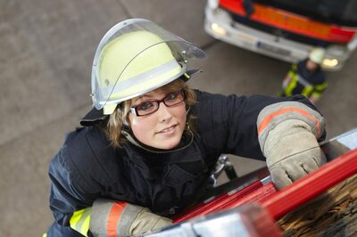 Feuerwehrfrau auf der Leiter