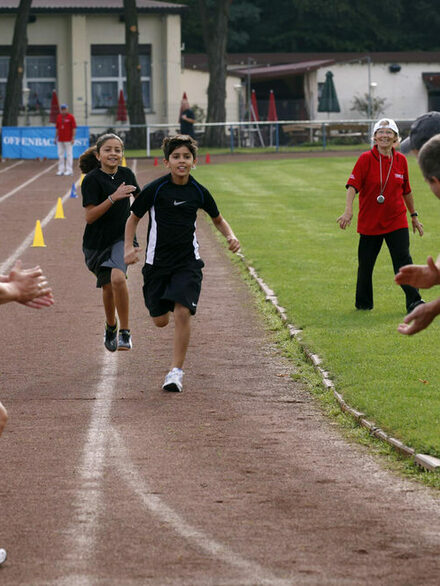 Kinder rennen ins Ziel ein