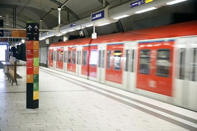 einfahrende S-Bahn am Zukunftsbahnhof Marktplatz