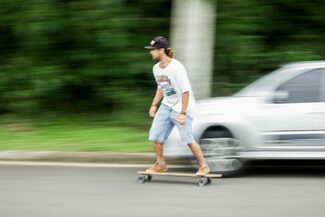 Symbolbild zu Mobilität: Skater vor Auto