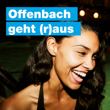 Lachende Frau mit braunen Locken, Schriftzug "Offenbach geht raus"