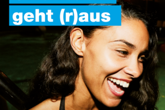 Lachende Frau mit braunen Locken, Schriftzug "Offenbach geht raus"