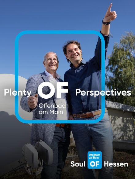 Zwei Männer in Anzügen vor blauem Himmel mit dem Offenbach-Logo und dem Kampagnentitel als Grafik.