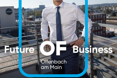 Ein Mann mit Hemd steht auf einer Terrasse eines Bürogebäudes. Auf dem Bild liegt das Offenbach Logo sowie der Kampagnen-Slogan.