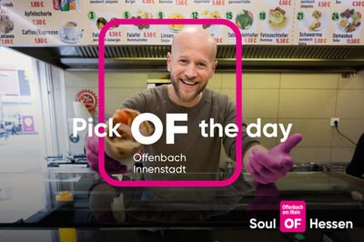 Ein Mann hinter einer Essenstheke und dem Offenbach-Logo mit dem Kampagnentitel in pinker Farbe.