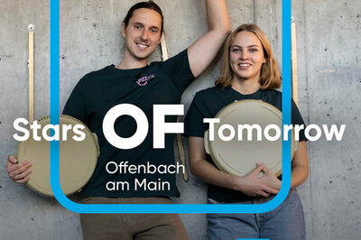 Zwei junge Menschen stehen vor einer grauen Betonwand und halten Plastikverpackungen für Pizza in der Hand. Auf dem Bild liegt das Offenbach Logo sowie der Kampagnen-Slogan.