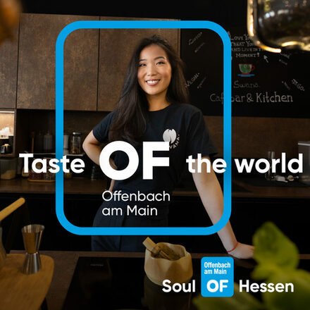 Eine Frau in schwarzem T-Shirt steht hinter einer Küchentheke. Auf dem Bild liegt das Offenbach Logo sowie der Kampagnen-Slogan.