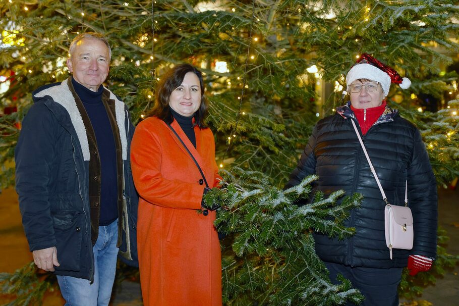 Stadtwerke-Prokuristin Regina Preis übergibt den Bio-Weihnachtsbaum an dessen Vorstandsmitglieder Gabriele E. Ring und Daniel Wiljotti