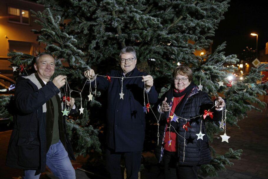 Stadtwerke-Geschäftsführer Peter Walther und Vorstandsmitglieder Gabriele E. Ring und Daniel Wiljotti schmücken den Weihnachtsbaum