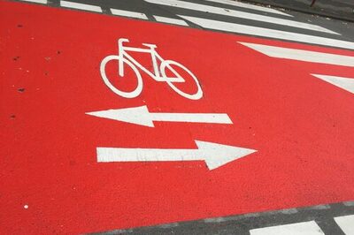 Bike Offenbach, rotes Fahrradsymbol mit Pfeilen