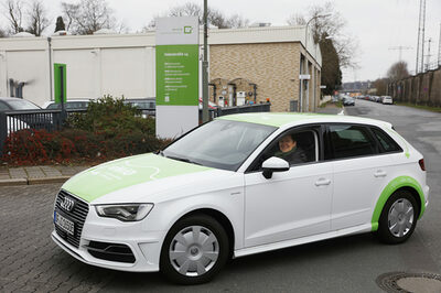 Anja Georgi mit ihrem Audi e-tron Sport
