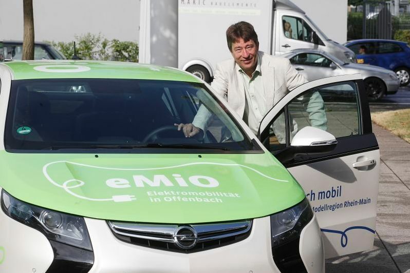 Bürgermeister Peter Schneider mit eMiO-Fahrzeug Opel Ampera