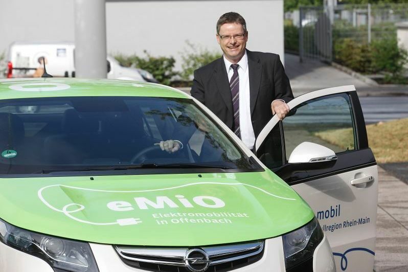 SOH-Geschäftsführer Peter Walther mit dem eMio-Fahrzeug Opel Ampera