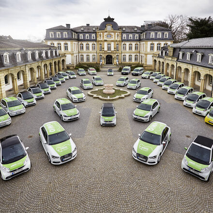 eMiO-Autos im Hof des Büsing-Palais