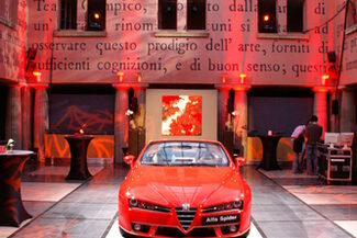 Roter Alfa Romeo im Foyer des Capitols