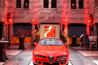 Roter Alfa Romeo im Foyer des Capitols
